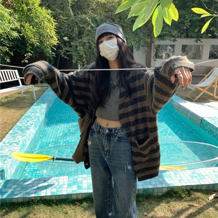 Korean Vintage Striped E-Girl Knitted Cardigan Autumn Loose Mid-length Tops Women Y2k Grunge Long Sleeve Cardigans Mujer
Korean Vintage Striped E-Girl Knitted Cardigan Autumn Loose Mid-length Tops Women Y2k Grunge Long Sleeve Cardigans Mujer