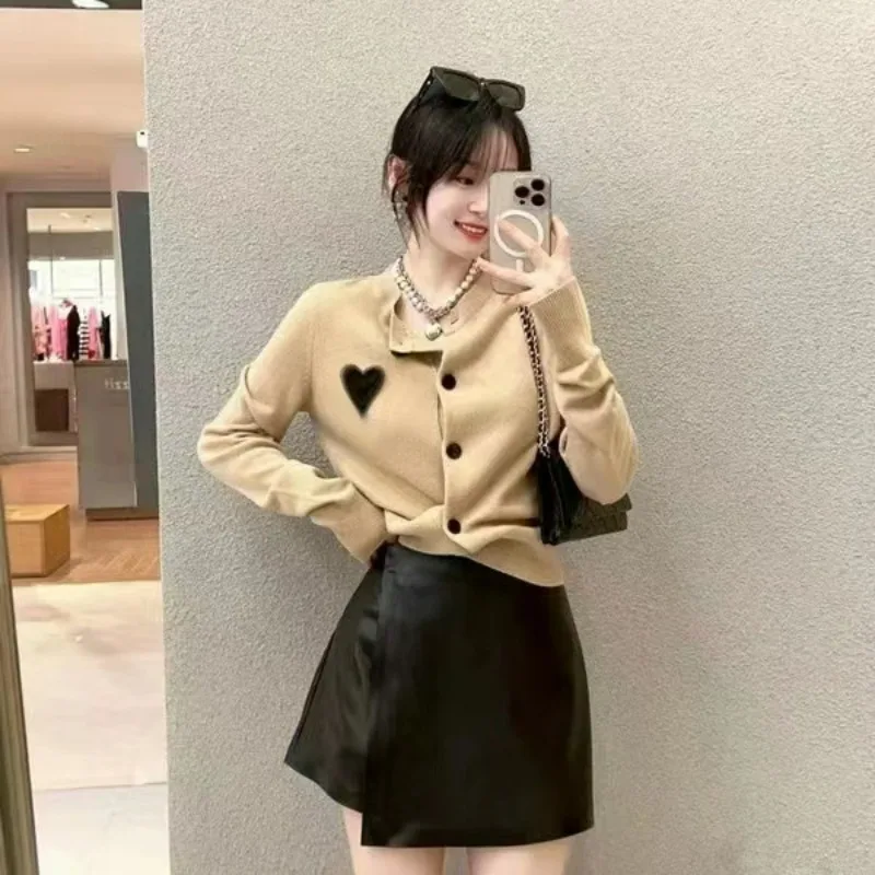 Fashion Long Sleeve Cashmere Sweater Cardigan Casual Leather Love Heart Cashmere Sweater Cardigan Casual For Women Crop Tops
Fashion Long Sleeve Cashmere Sweater Cardigan Casual Leather Love Heart Cashmere Sweater Cardigan Casual For Women Crop Tops