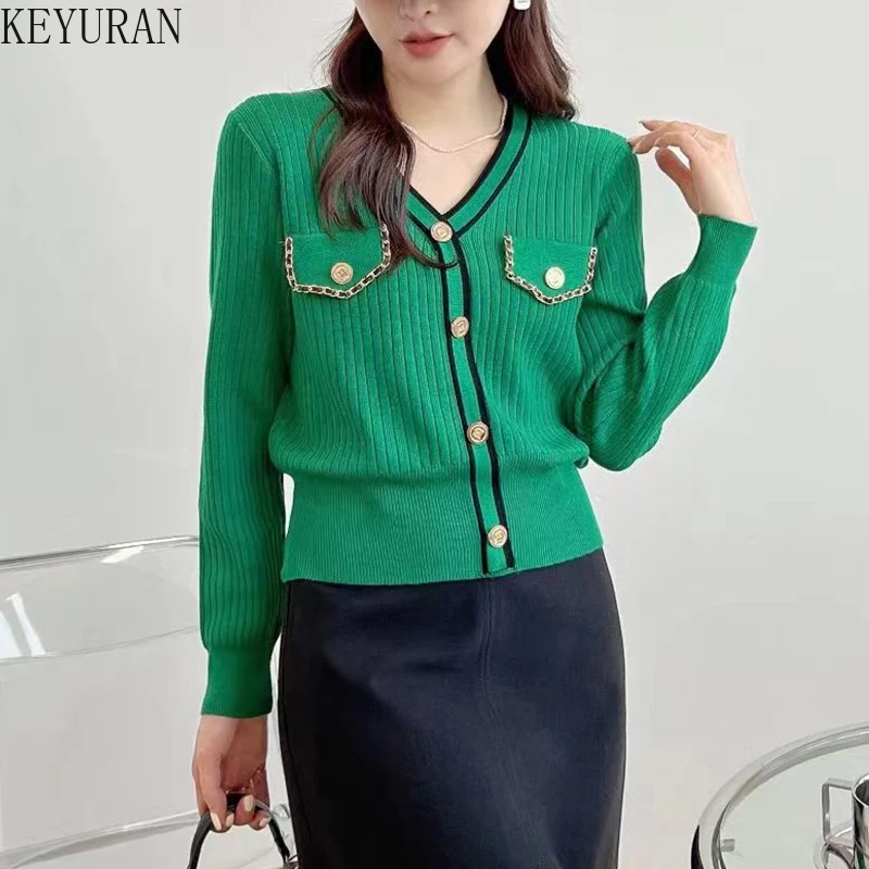 2022 Autumn New Chain Button V-neck Knitted Cropped Cardigan Women's Korean Style Long Sleeve Single Breasted Sweater Coat Top
2022 Autumn New Chain Button V-neck Knitted Cropped Cardigan Women's Korean Style Long Sleeve Single Breasted Sweater Coat Top