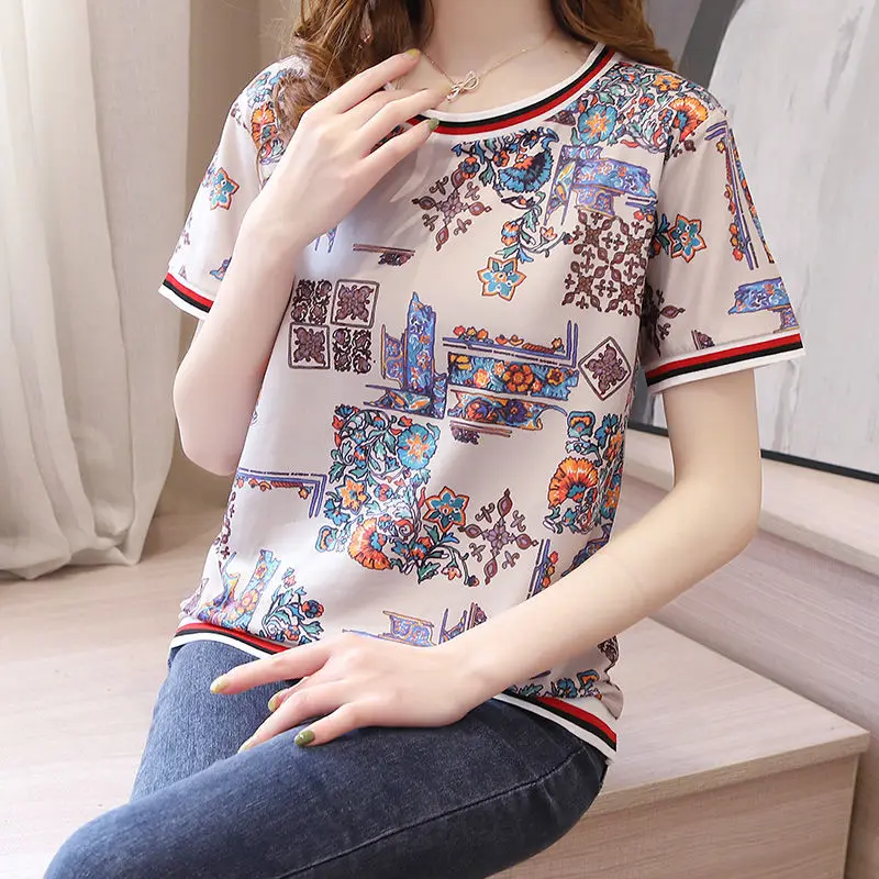 Футболка женская летняя с коротким рукавом и цветочным принтом 
Футболка женская летняя с коротким рукавом и цветочным принтом