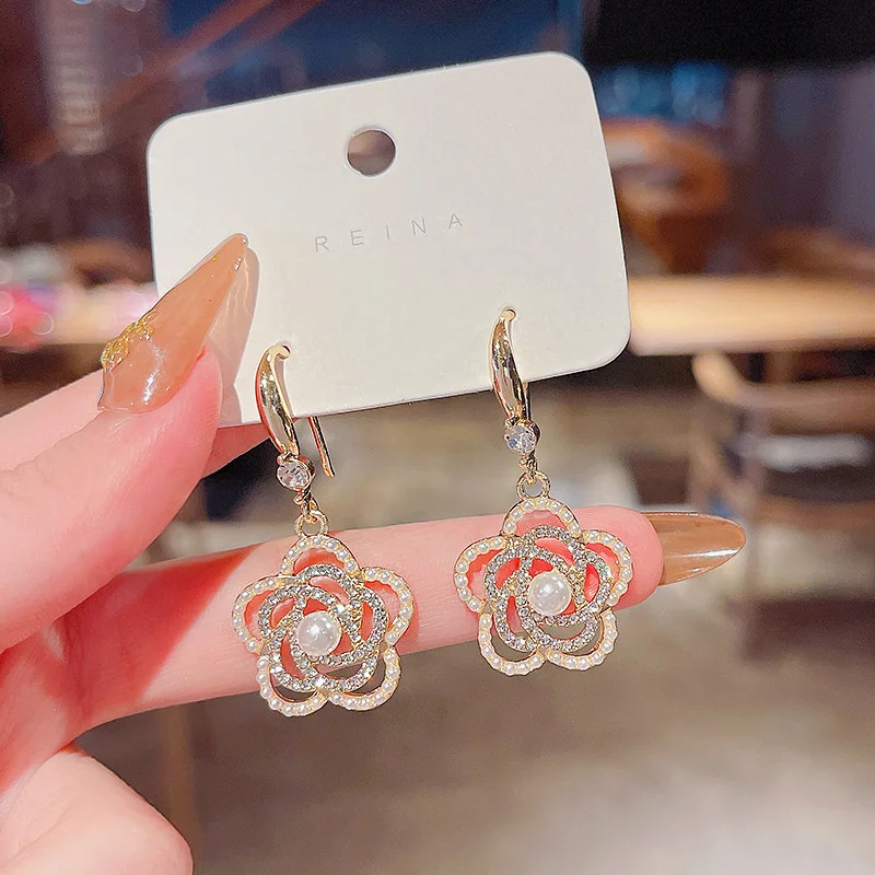 Korean new fashion flower pearl diamond inlaid Pendant Earrings women's net red with fashionable and simple Earrings
Korean new fashion flower pearl diamond inlaid Pendant Earrings women's net red with fashionable and simple Earrings