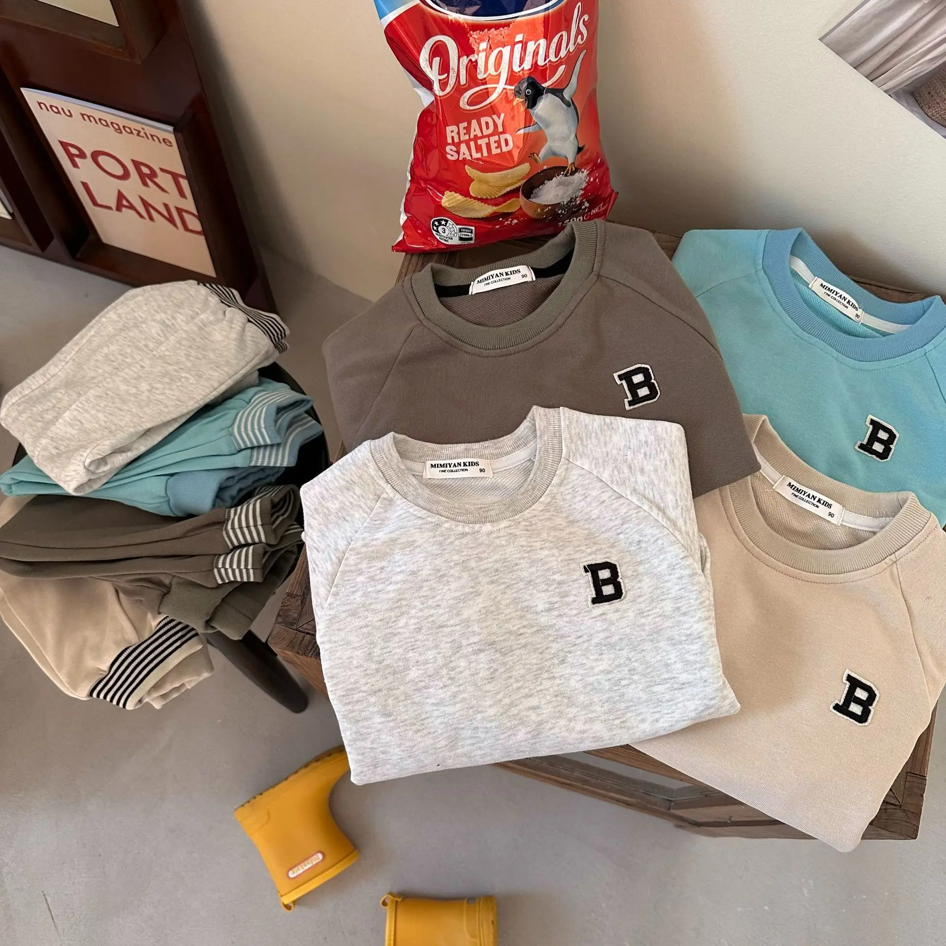 Children's suit New Spring 2023 Boys' Girls' Color Contrast sweatshirt pants Set Raglan Letter top
Children's suit New Spring 2023 Boys' Girls' Color Contrast sweatshirt pants Set Raglan Letter top