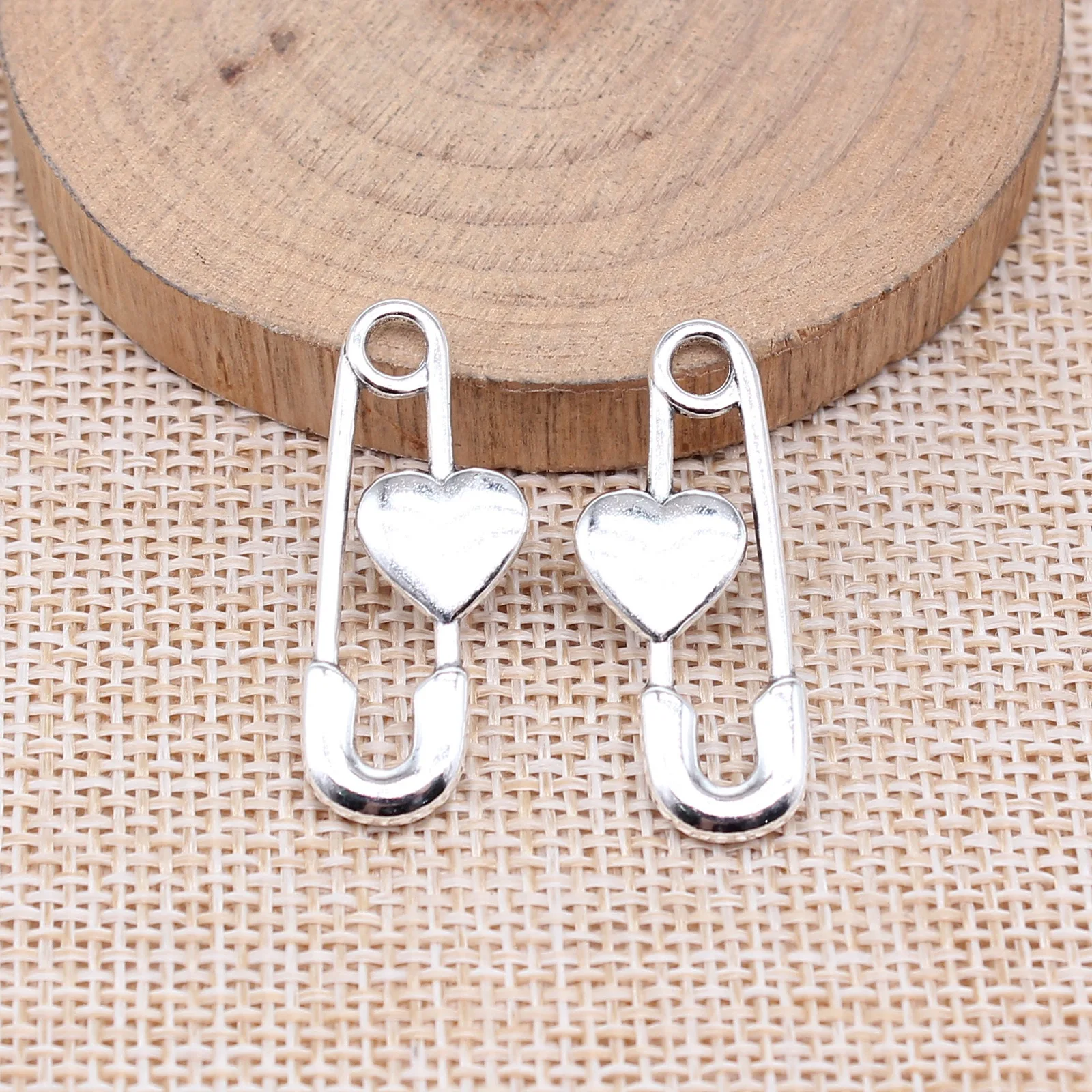 10pcs 31x12mm Lovely Pretty Love Pin Pendant Diy Headdress Charm Earrings Bag Bag Keychain Bracelet
10pcs 31x12mm Lovely Pretty Love Pin Pendant Diy Headdress Charm Earrings Bag Bag Keychain Bracelet