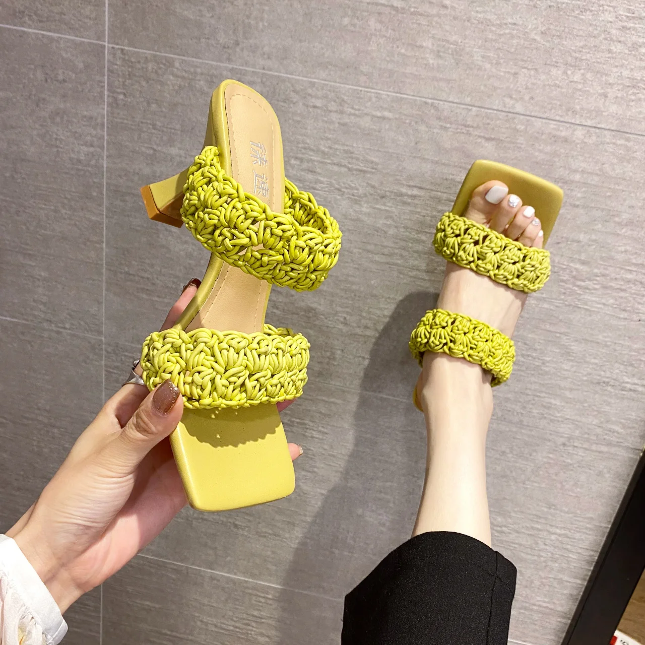 2021 Fashion Brand Weave Women Slipper New Summer Ladies Slides Square Open Toe High Heel Mules Slip On Sandal Shoes
2021 Fashion Brand Weave Women Slipper New Summer Ladies Slides Square Open Toe High Heel Mules Slip On Sandal Shoes