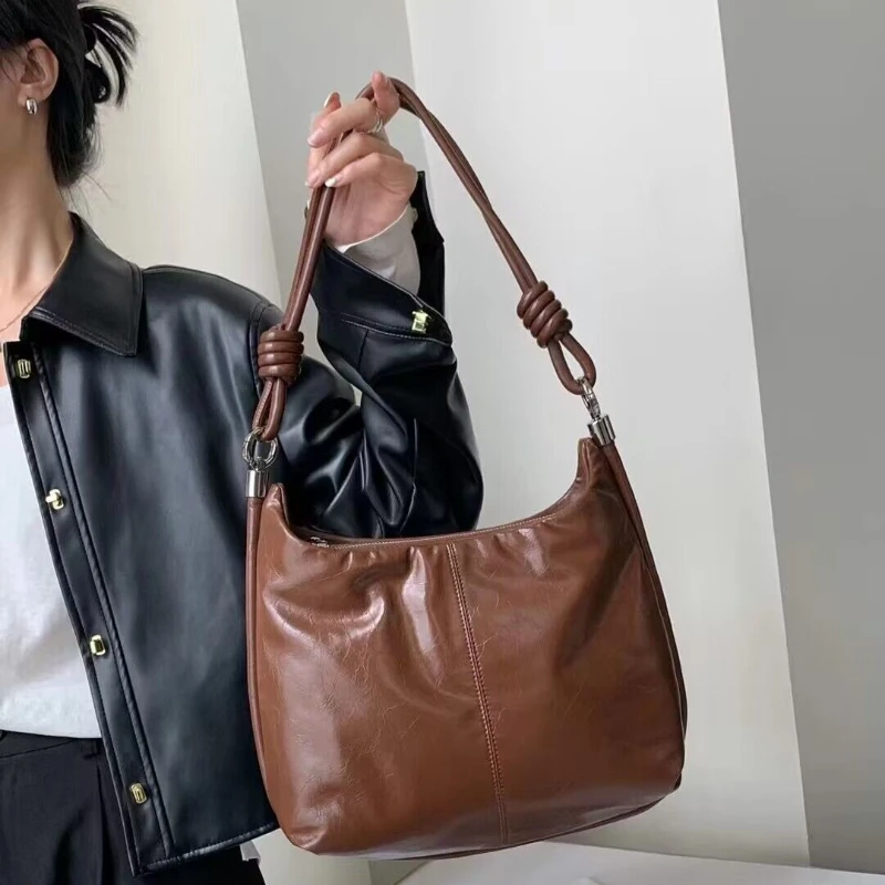 Oil Wax Soft Genuine Leather Handbag for Women 2022 New Versatile Underarm Shoulder Bag Fashion Large Capacity Commuter Tote Bag
Oil Wax Soft Genuine Leather Handbag for Women 2022 New Versatile Underarm Shoulder Bag Fashion Large Capacity Commuter Tote Bag