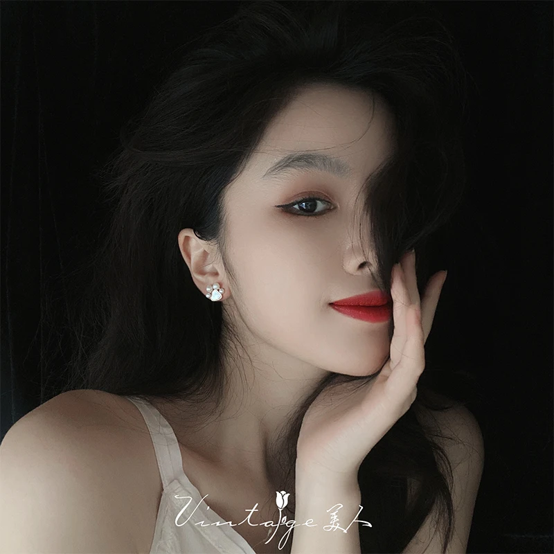 2022 New French Temperament Simple Gentle Sweet Retro Design Pearl Kitten Claw Earrings Ladies Jewelry
2022 New French Temperament Simple Gentle Sweet Retro Design Pearl Kitten Claw Earrings Ladies Jewelry