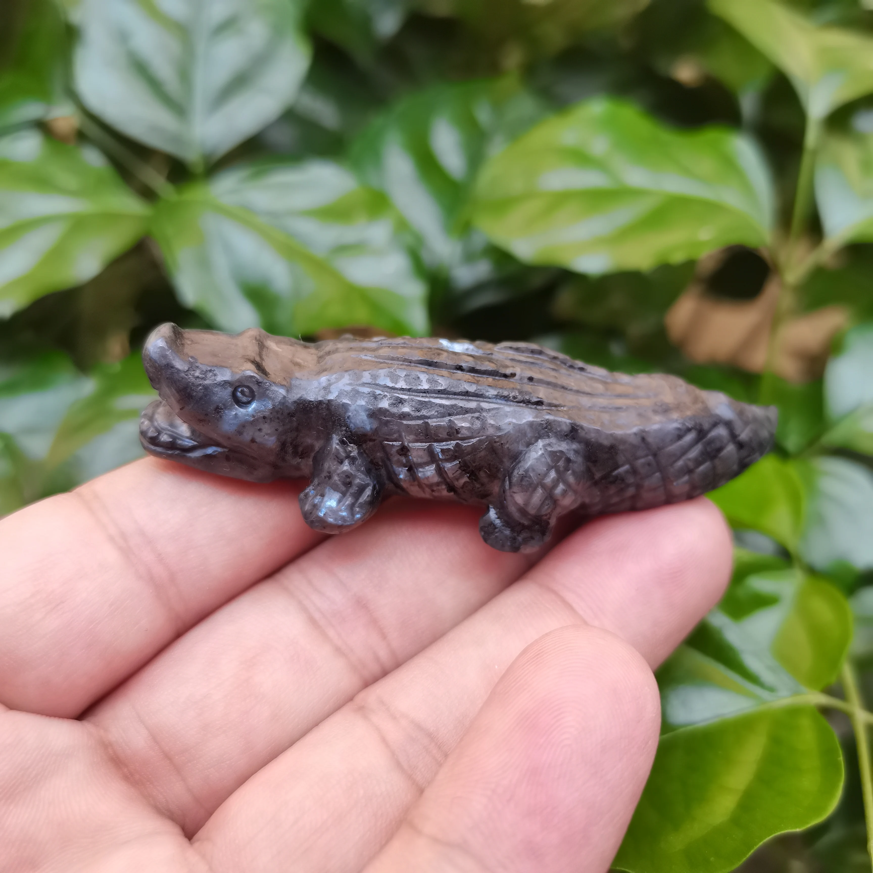 Natural black blue amphibole crystal stone hand carved cartoon cute animal crocodile home decoration crafts as a Christmas gift
Natural black blue amphibole crystal stone hand carved cartoon cute animal crocodile home decoration crafts as a Christmas gift