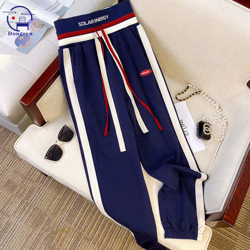 Повседневные спортивные брюки с завышенной талией, женские новые цветные брюки с контрастной талией и надписью, женские модные Плюшевые Спортивные брюки Harun Dstring
Повседневные спортивные брюки с завышенной талией, женские новые цветные брюки с контрастной талией и надписью, женские модные Плюшевые Спортивные брюки Harun Dstring