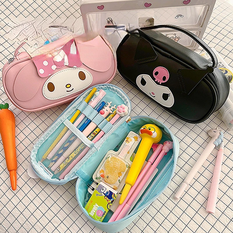 Sanrio Kuromi Melody вместительная портативная коробка из искусственной кожи для канцелярских принадлежностей студенческий карандаш с рисунком Hello Kitty
Sanrio Kuromi Melody вместительная портативная коробка из искусственной кожи для канцелярских принадлежностей студенческий карандаш с рисунком Hello Kitty