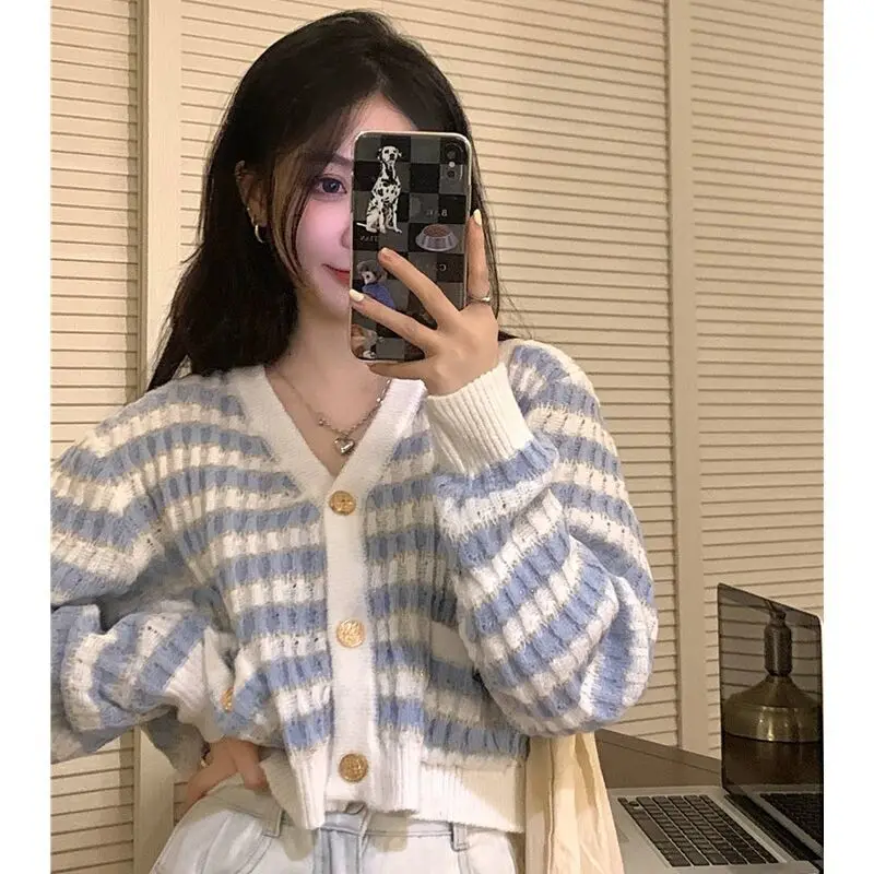 2022 Sweater V-Neck Short Knitted Women Sweater Spring Autumn Fashion Plaid Pull Femme Loose Button Long Sleeve Casual Mujer D41
2022 Sweater V-Neck Short Knitted Women Sweater Spring Autumn Fashion Plaid Pull Femme Loose Button Long Sleeve Casual Mujer D41