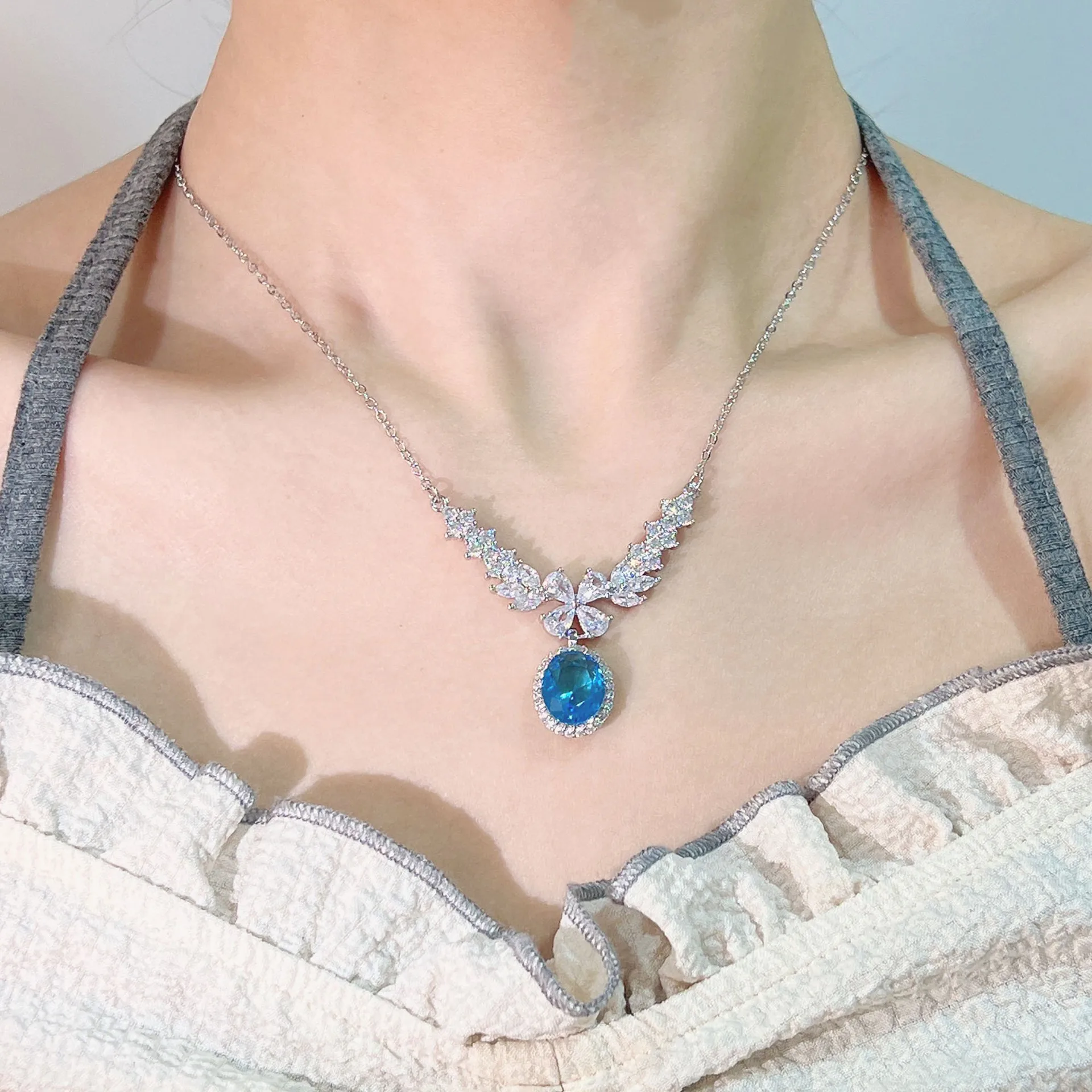 

Foydjew Luxury Aquamarine Necklaces Women Girlfriend Wife Gift Jewelry Angel Wings Blue Zircon Pendant Necklace Clavicle Chain