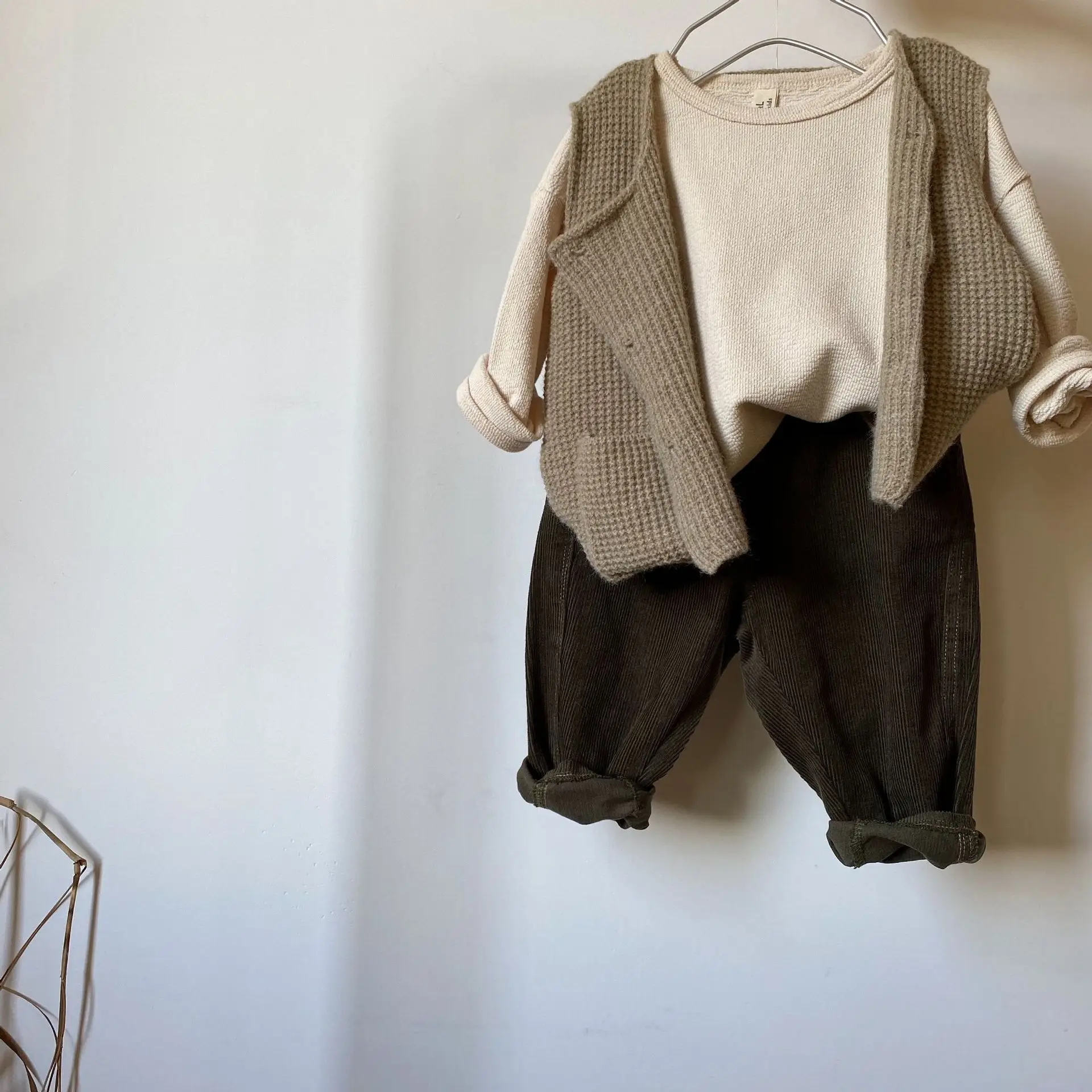 Spring autumn Unisex kids fashion vintage sweater waistcoats 1-6 years children loose all-match knitted sleeveless Cardigan 
Spring autumn Unisex kids fashion vintage sweater waistcoats 1-6 years children loose all-match knitted sleeveless Cardigan