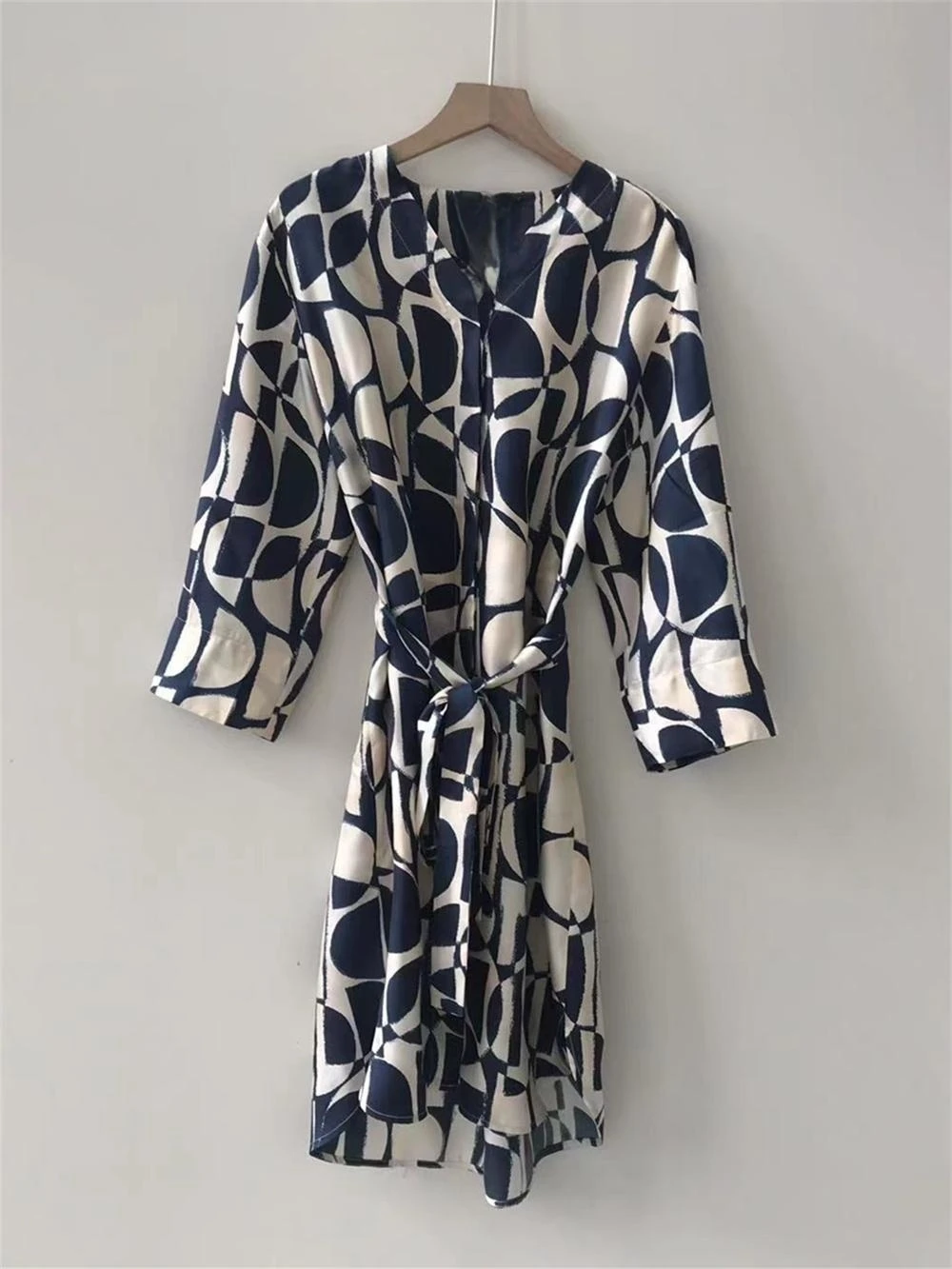 Women V-neck Mini Dress Lace-up Geometry Print 100% Silk Covered Buttons Female Robe
Women V-neck Mini Dress Lace-up Geometry Print 100% Silk Covered Buttons Female Robe