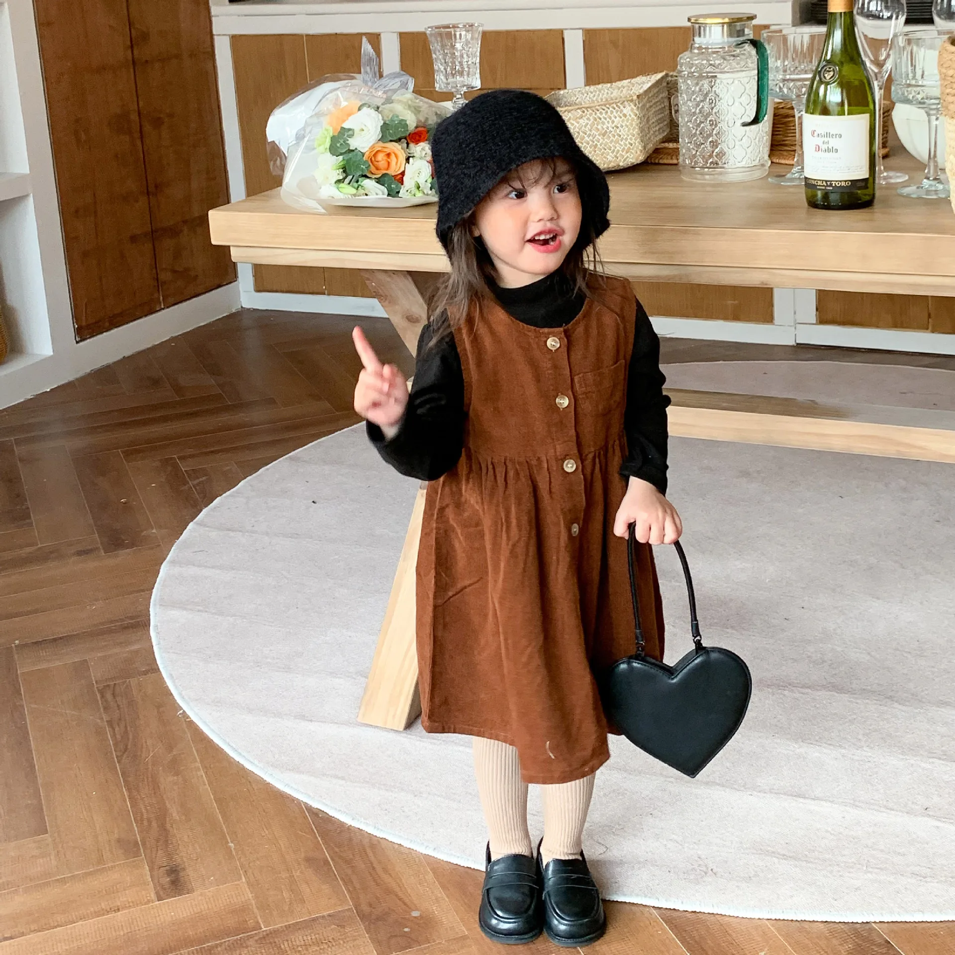 Corduroy Girls Autumn Sleeveless Dresses Midi Fall Elegant Child Clothes Jumper Kids Dress Single Breasted Suspenders Cute
Corduroy Girls Autumn Sleeveless Dresses Midi Fall Elegant Child Clothes Jumper Kids Dress Single Breasted Suspenders Cute