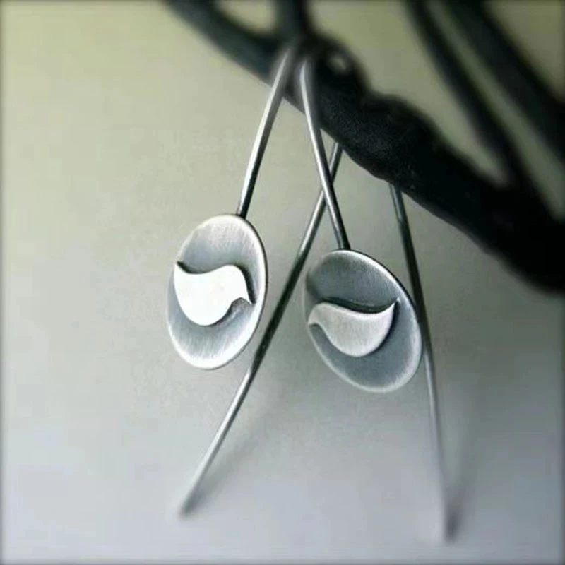 Simple Fashion Carving Bird Long Earrings for Women Accessories Vintage Silver Color Circular Die-cast Pattern Dangle Earrings
Simple Fashion Carving Bird Long Earrings for Women Accessories Vintage Silver Color Circular Die-cast Pattern Dangle Earrings