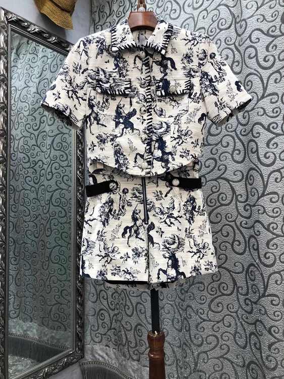 2022 new women fashion set ink print cropped top + shorts slim fashion 2-piece set
2022 new women fashion set ink print cropped top + shorts slim fashion 2-piece set