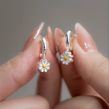 Cute Enamel Daisy Flower Pendant Earrings for Women Korean Sweet Circle Hanging Earrings Girl Wedding Party Fine Jewelry Gift