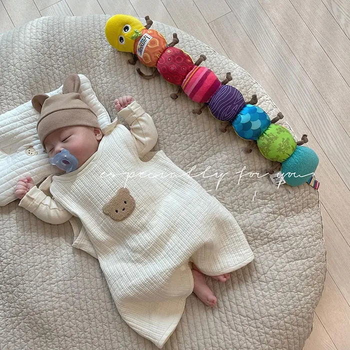 Newborn Romper Cute Cartoon Bear Pattern Soft Cotton Thin Section Vest Style Homewear Baby Spring Anti Kicking Quilt Jumpsuit
Newborn Romper Cute Cartoon Bear Pattern Soft Cotton Thin Section Vest Style Homewear Baby Spring Anti Kicking Quilt Jumpsuit