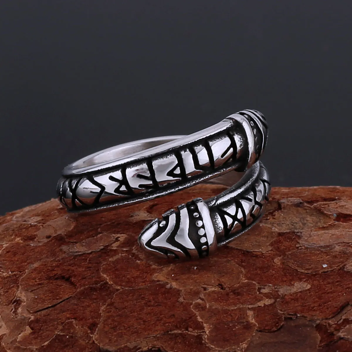 New Viking Fashion Retro Street Tail Snake Ring Men's Nordic Amulet Pattern Ring Jewelry Personality Party Gift Free Mail
New Viking Fashion Retro Street Tail Snake Ring Men's Nordic Amulet Pattern Ring Jewelry Personality Party Gift Free Mail