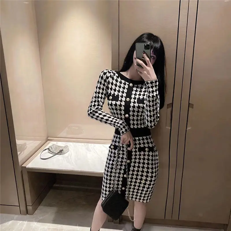 Women Autumn Knitted Sweater Knit Dresses Female Plaid Print Slim Elastic O-neck Long Sleeve Bodycon Robe Dresses Vestidos G156
Women Autumn Knitted Sweater Knit Dresses Female Plaid Print Slim Elastic O-neck Long Sleeve Bodycon Robe Dresses Vestidos G156