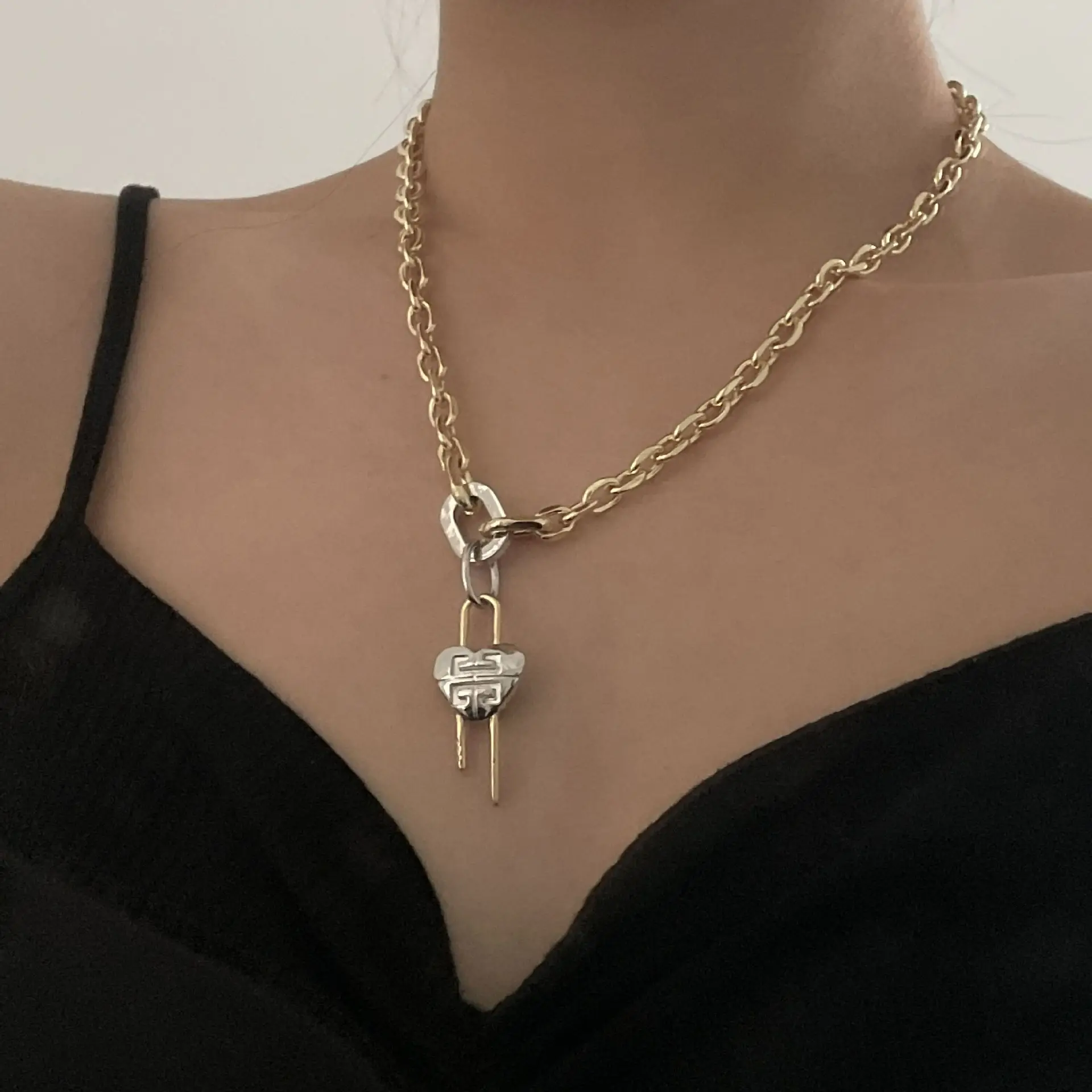 Retro double patchwork Cuban chain red clavicle chain INS letters love temperament women necklace Free shipping
Retro double patchwork Cuban chain red clavicle chain INS letters love temperament women necklace Free shipping