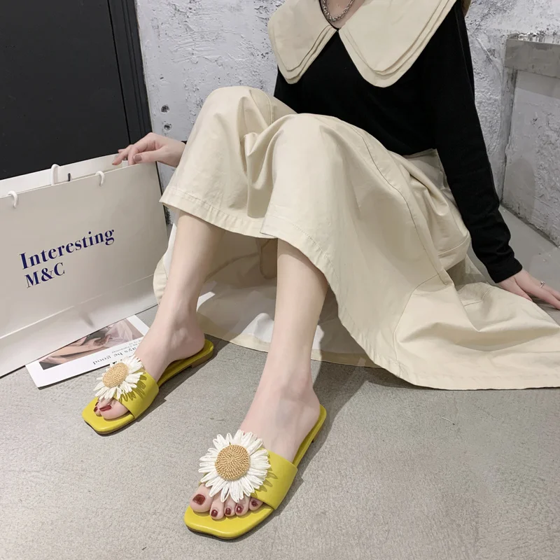2022 Summer New Fashion Hot Sale Ladies Flat Slippers Beach Slippers Chrysanthemum Decorative Women Outdoor Sandals and Slippers
2022 Summer New Fashion Hot Sale Ladies Flat Slippers Beach Slippers Chrysanthemum Decorative Women Outdoor Sandals and Slippers