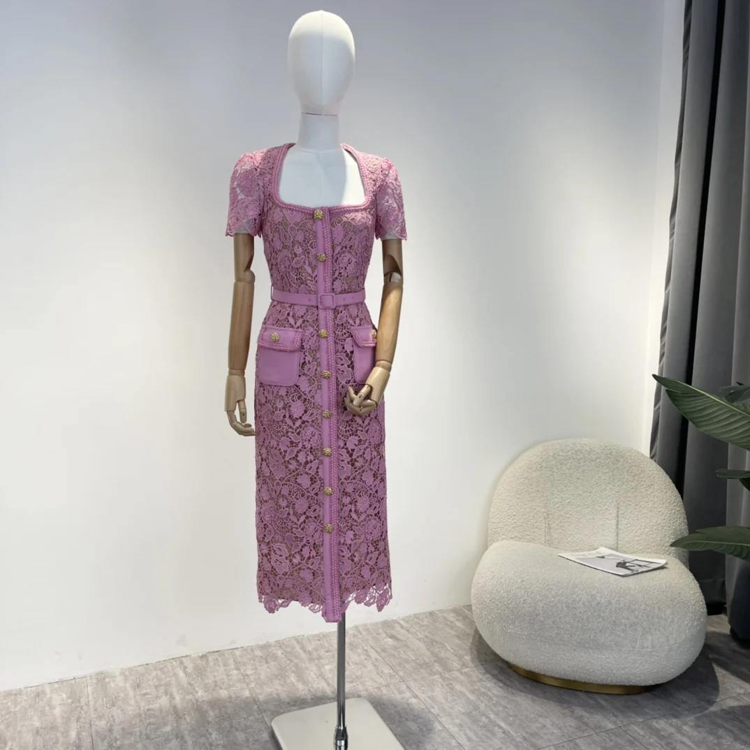 New 2022 Special Design Top Quality Pink Floral Hollow Out Vintage Ladies Lace Dresses Fashion Golden Button Clothing with Belt
New 2022 Special Design Top Quality Pink Floral Hollow Out Vintage Ladies Lace Dresses Fashion Golden Button Clothing with Belt