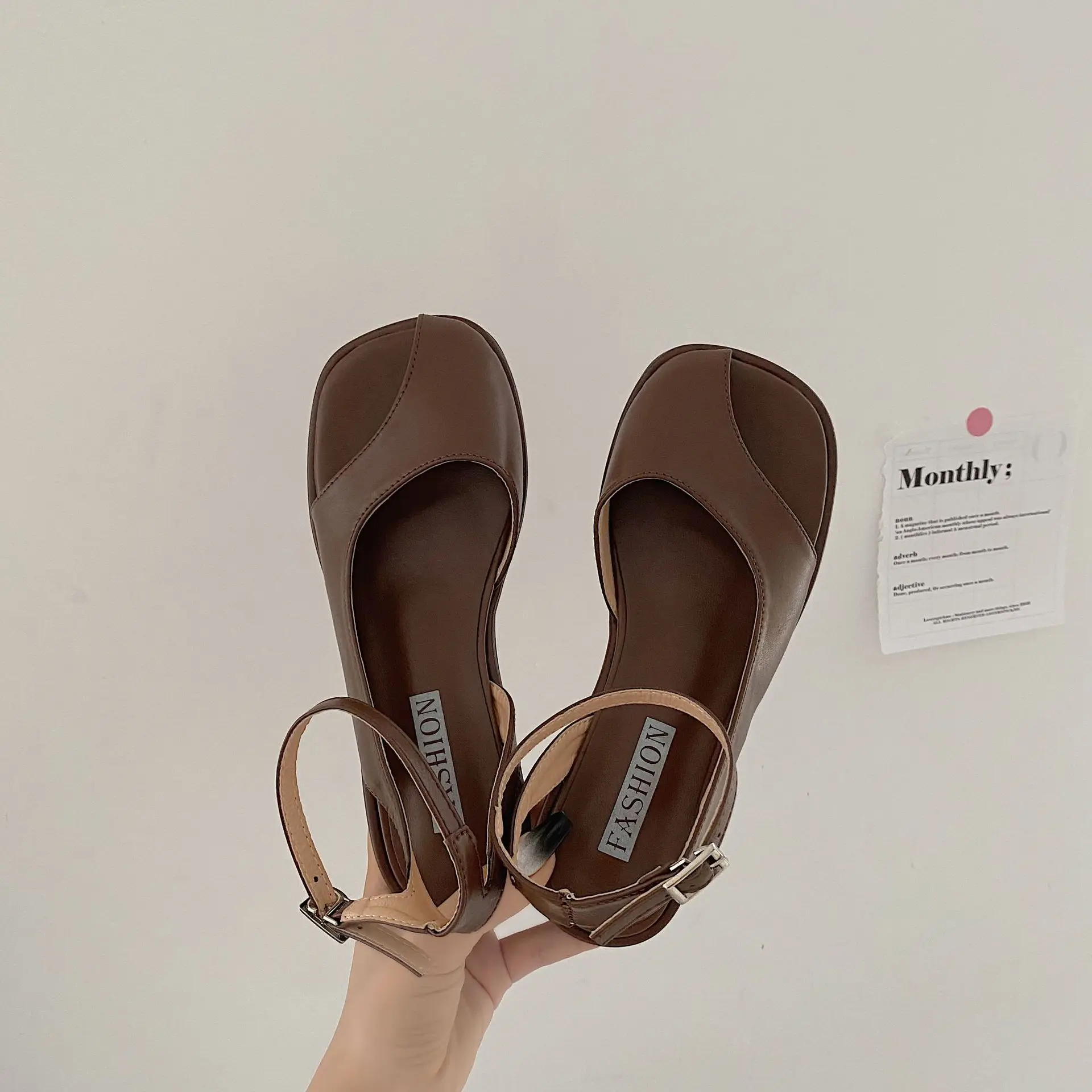 Thick heel Retro shoes High Heels women's 2022 summer new fashion temperament niche design sense one word belt ins sandals
Thick heel Retro shoes High Heels women's 2022 summer new fashion temperament niche design sense one word belt ins sandals