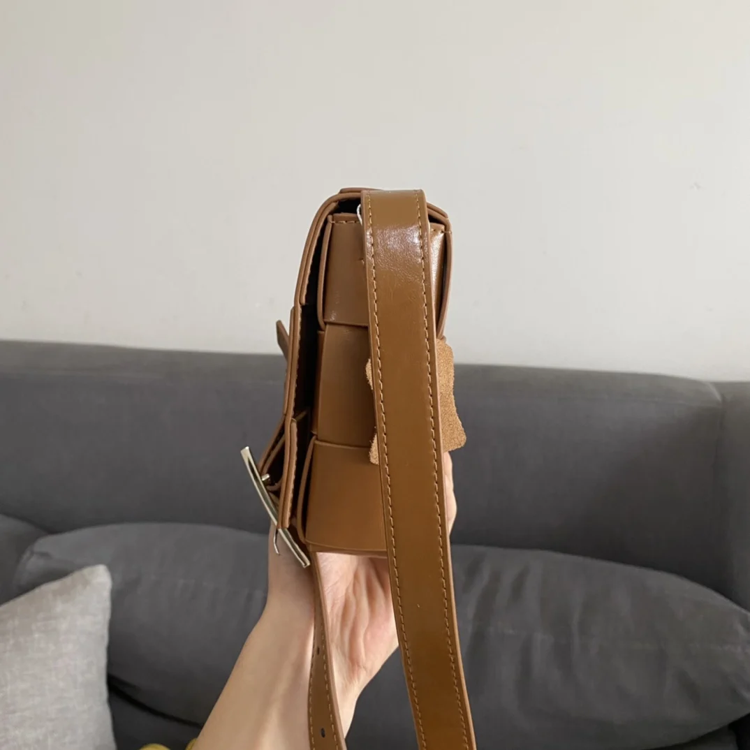 Classic Fashion Leather Crossbody Bag Oil Wax Leather Shoulder Bag Ca Ss Et Te Massage Bag In tre cc io
Classic Fashion Leather Crossbody Bag Oil Wax Leather Shoulder Bag Ca Ss Et Te Massage Bag In tre cc io