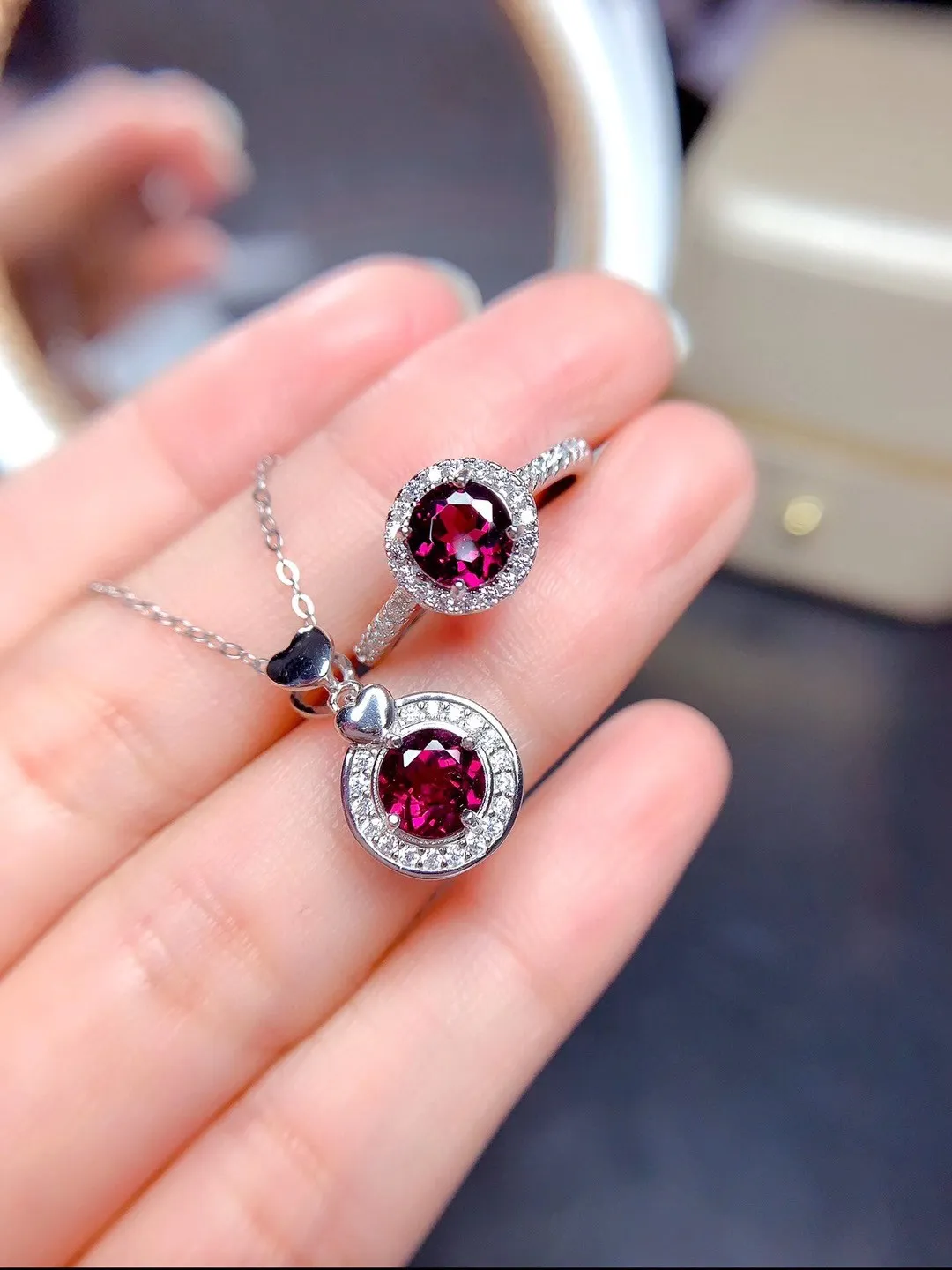 Natural red garnet stone jewelry sets natural gemstone ring Pendant S925 silver Elegant Lovely round girl party gift jewelry
Natural red garnet stone jewelry sets natural gemstone ring Pendant S925 silver Elegant Lovely round girl party gift jewelry