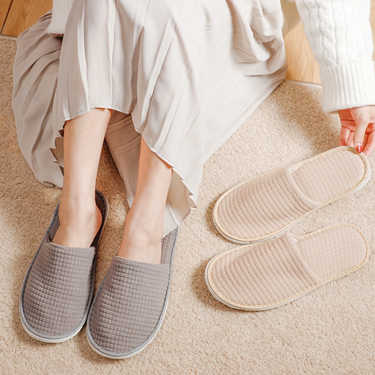1 Pair For NEW Non-Slip Closed Toe Disposable Slippers Ultra-Thin Brushed Plush Disposable Slippers Compatible With Hotel Home
1 Pair For NEW Non-Slip Closed Toe Disposable Slippers Ultra-Thin Brushed Plush Disposable Slippers Compatible With Hotel Home