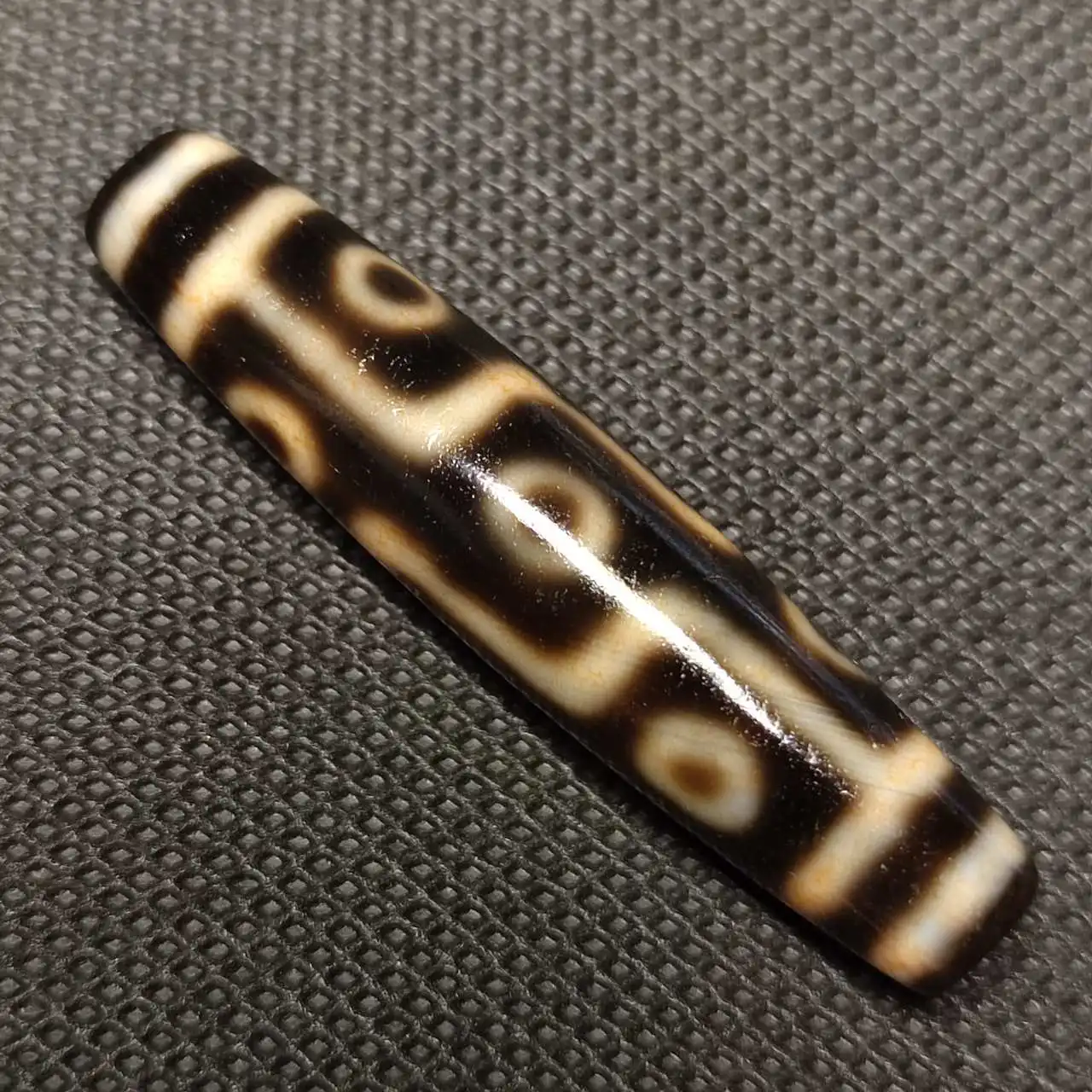 Tibetan people's natural agate horseshoe pattern weathered high oil coated slurry 9-eye bead Dzi pendant DIY accessories 
Tibetan people's natural agate horseshoe pattern weathered high oil coated slurry 9-eye bead Dzi pendant DIY accessories