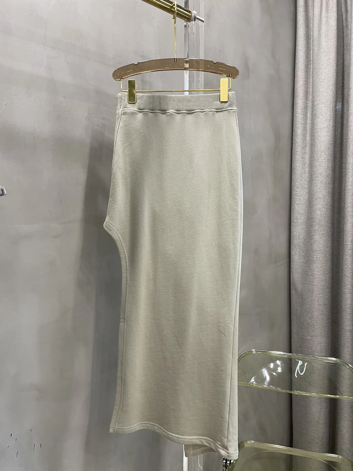 

The new irregular slit hoodie half skirt is asymmetrical at random oblique slit