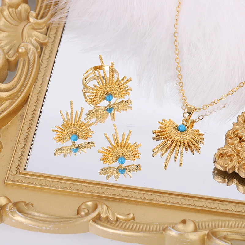 Женский комплект украшений из кольца и серёг, с синим камнем 
Женский комплект украшений из кольца и серёг, с синим камнем