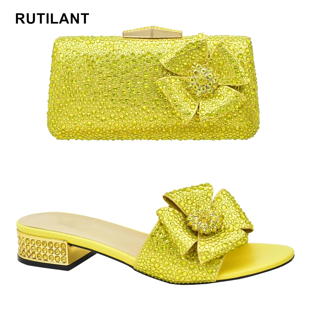 Italian Shoes and Bags Matching Set Decorated with Rhinestone Shoes for Women 2023 Designer Luxury Low Heels SlipOn Party Pumps
Italian Shoes and Bags Matching Set Decorated with Rhinestone Shoes for Women 2023 Designer Luxury Low Heels SlipOn Party Pumps