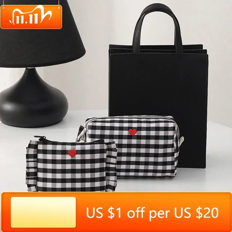 Женская клетчатая косметичка, маленькая квадратная сумка с вышивкой в виде сердца, для путешествий, 2023 
Женская клетчатая косметичка, маленькая квадратная сумка с вышивкой в виде сердца, для путешествий, 2023