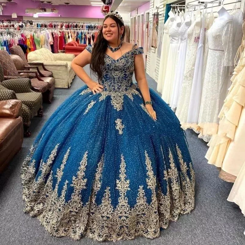 Темно-синее блестящее бальное платье принцессы, платья для Quinceanera, женское платье с V-образным вырезом и открытыми плечами, Золотая аппликация, милое коктейльное платье 16
Темно-синее блестящее бальное платье принцессы, платья для Quinceanera, женское платье с V-образным вырезом и открытыми плечами, Золотая аппликация, милое коктейльное платье 16