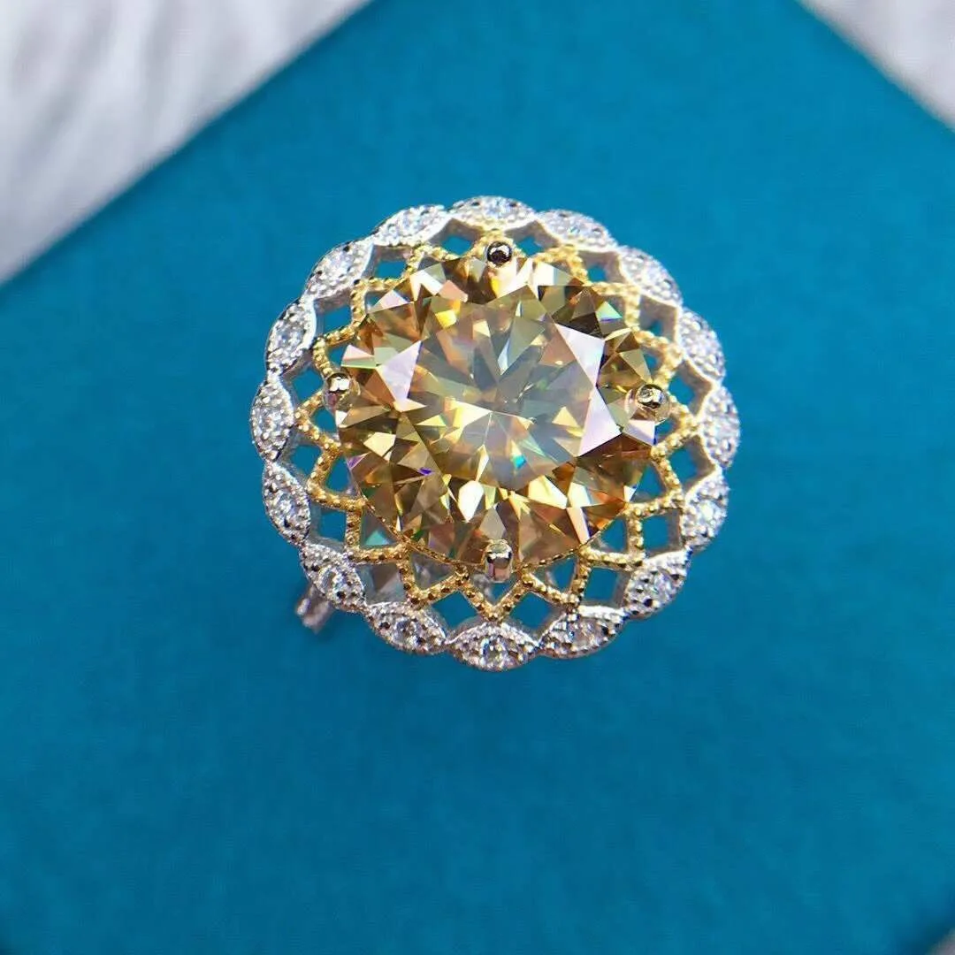 New Domineering Moissanite Diamond Ring Female Couple Marriage Proposal To Send Girlfriend Gift Ring Jewelry Accessories
New Domineering Moissanite Diamond Ring Female Couple Marriage Proposal To Send Girlfriend Gift Ring Jewelry Accessories