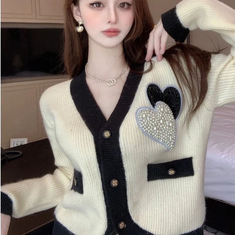 Heavy Work Beaded Love Long-sleeved Sweater Short Women's Retro V-neck Color Contrast Knitted Cardigan Top Spring
Heavy Work Beaded Love Long-sleeved Sweater Short Women's Retro V-neck Color Contrast Knitted Cardigan Top Spring