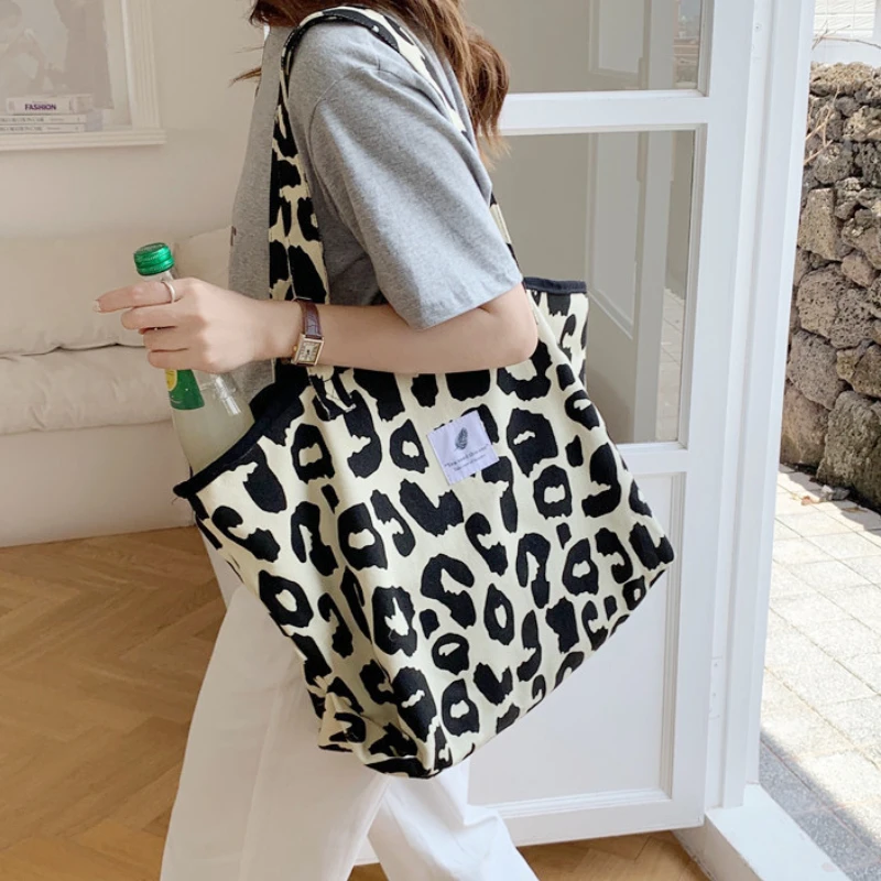 Leopard Print Tote Bag Large Capacity Animal Print Canvas Shoulder Bag Portable Female Student Shopping Bag Cosmetic Bag
Leopard Print Tote Bag Large Capacity Animal Print Canvas Shoulder Bag Portable Female Student Shopping Bag Cosmetic Bag
