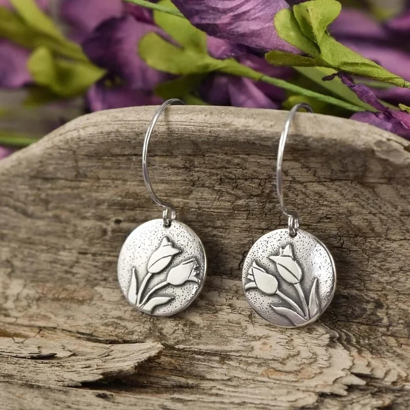 Vintage Round Silver Color Metal Engraved Lily of The Valley Pattern Earrings Fashion Ladies Statement Dangle Earrings
Vintage Round Silver Color Metal Engraved Lily of The Valley Pattern Earrings Fashion Ladies Statement Dangle Earrings