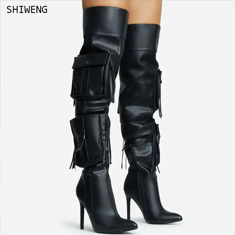 Женские коричневые черные сапоги на шпильке из искусственной кожи с острым носком, привлекательные Сапоги выше колена с карманами, женские сапоги до бедра, сапоги с кисточками, декоративные длинные сапоги
Женские коричневые черные сапоги на шпильке из искусственной кожи с острым носком, привлекательные Сапоги выше колена с карманами, женские сапоги до бедра, сапоги с кисточками, декоративные длинные сапоги