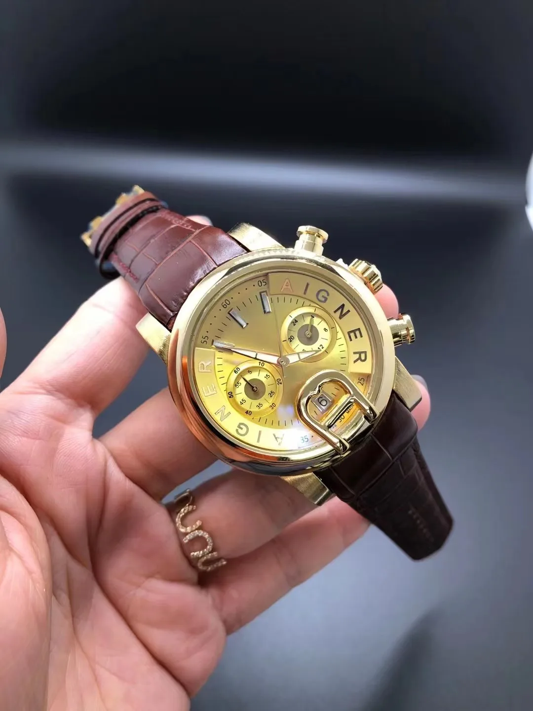 2022 Top Brand Aigner Horseshoe Chronograph Luminous Calendar Men's Relogio Masculino Military Quartz Watch
2022 Top Brand Aigner Horseshoe Chronograph Luminous Calendar Men's Relogio Masculino Military Quartz Watch
