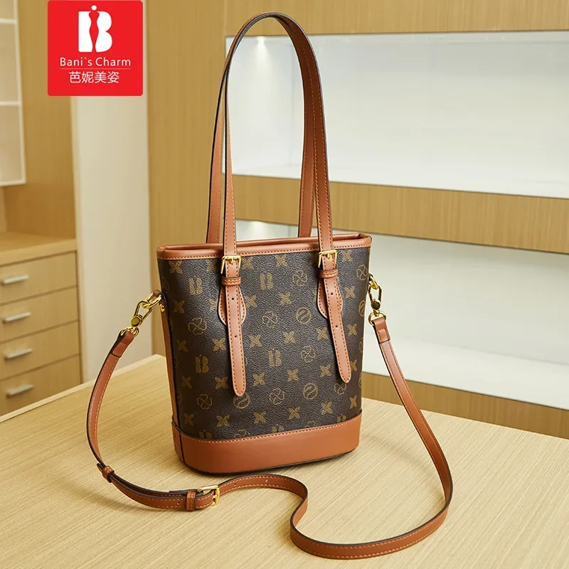 Hong Kong Niche Brand Women's Large-capacity Shoulder Crossbody Bag Fashionable New Practical and Simple handbag Bucket Bag
Hong Kong Niche Brand Women's Large-capacity Shoulder Crossbody Bag Fashionable New Practical and Simple handbag Bucket Bag