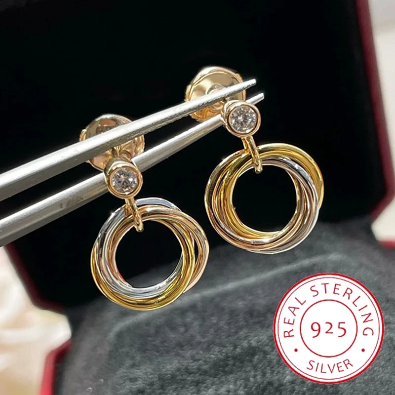 Женские серьги из серебра 925 пробы, простые и классические круглые украшения в виде Троицы, элегантные модные брендовые Роскошные ювелирные украшения
Женские серьги из серебра 925 пробы, простые и классические круглые украшения в виде Троицы, элегантные модные брендовые Роскошные ювелирные украшения