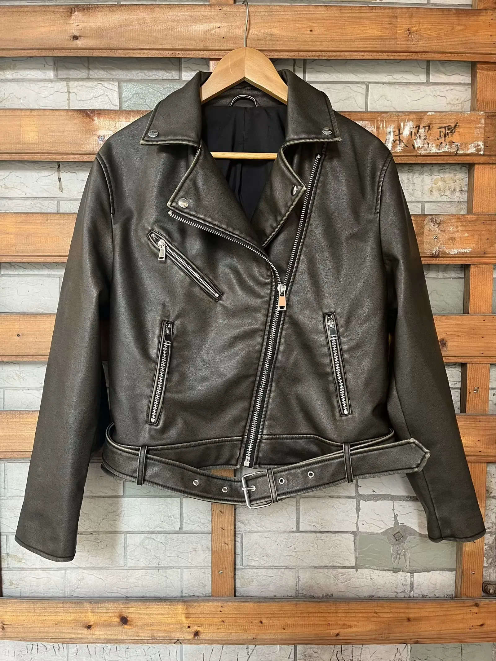 Women 2023 New Fashion Imitation Leather Motorcycle Model Jacket Coat Vintage Long Sleeve Zipper Female Outerwear Chic
Women 2023 New Fashion Imitation Leather Motorcycle Model Jacket Coat Vintage Long Sleeve Zipper Female Outerwear Chic