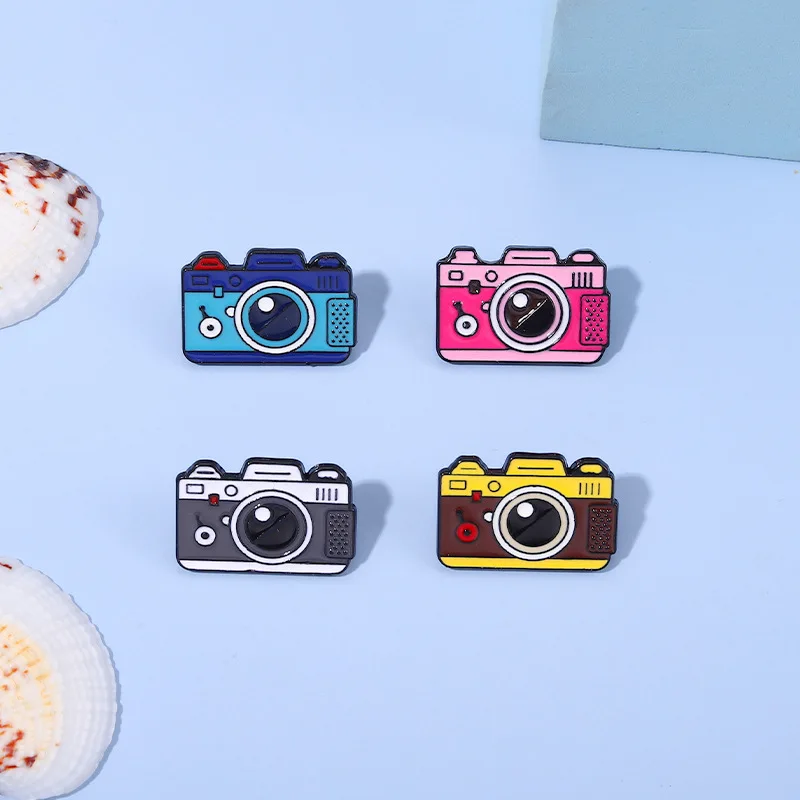 Эмалированная брошь в виде мультяшного персонажа с цифровой камерой
Эмалированная брошь в виде мультяшного персонажа с цифровой камерой