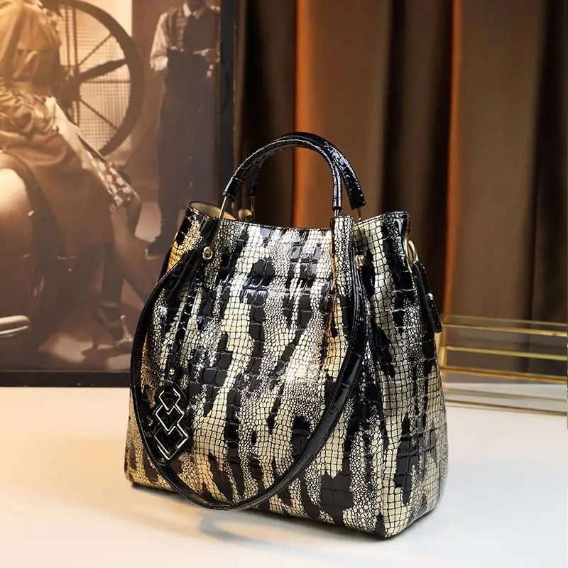 2023 Top Noble Luxury Brand Women Bag High Quality Genuine Leather Python Patterned Bucket Type Large Capacity Handbag For Women
2023 Top Noble Luxury Brand Women Bag High Quality Genuine Leather Python Patterned Bucket Type Large Capacity Handbag For Women