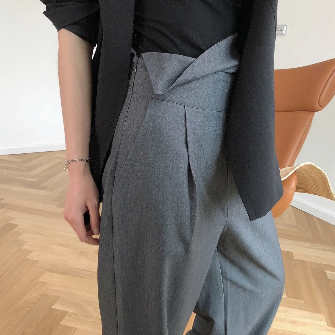 Spring new fashion design sense high waist straight wide leg trousers loose and thin fashion casual trousers women
Spring new fashion design sense high waist straight wide leg trousers loose and thin fashion casual trousers women