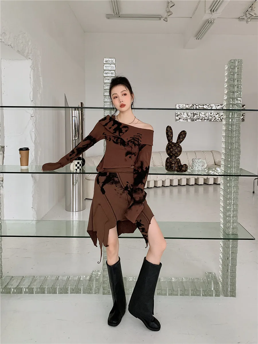 Новинка, комплект с юбкой с принтом в японском стиле граффити, Топ с длинным рукавом и открытыми плечами и вырезом лодочкой, комплект с ассиметричной трапециевидной юбкой в стиле ампир, весна-осень
Новинка, комплект с юбкой с принтом в японском стиле граффити, Топ с длинным рукавом и открытыми плечами и вырезом лодочкой, комплект с ассиметричной трапециевидной юбкой в стиле ампир, весна-осень